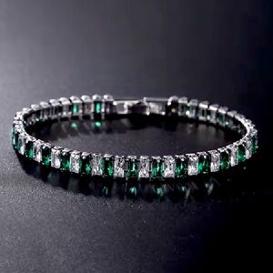 🌟 Elegant Emerald Green and Silver Bracelet